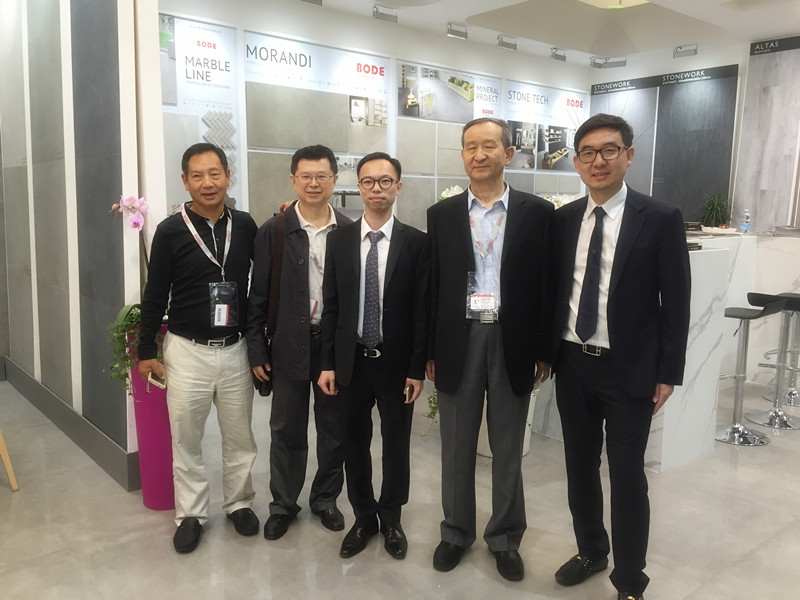 中國建筑衛(wèi)生陶瓷協(xié)會(huì)會(huì)長葉向陽、中國建筑衛(wèi)生陶瓷協(xié)會(huì)副秘書長夏高生、廣東省陶瓷協(xié)會(huì)會(huì)長陳環(huán)、新明珠陶瓷集團(tuán)董事長葉德林_