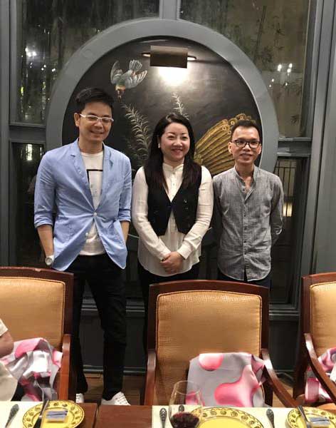 12 超盈文化執行總裁江陽(中)與大唐合盛品牌市場中心總經理符竣雄(右)覃思(左)在晚宴現場合影.jpg