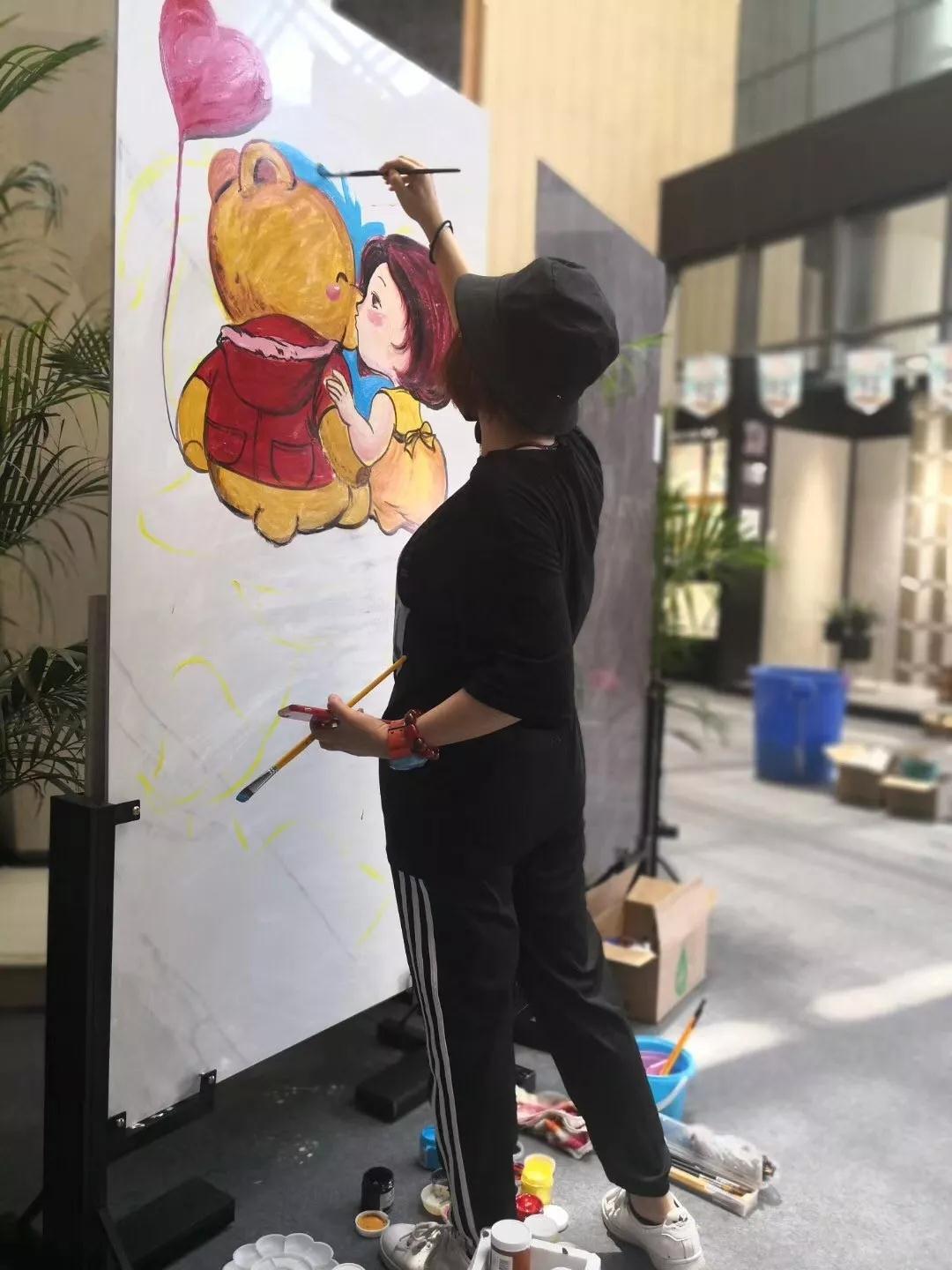 名插畫師龍躉在格萊斯new pearl大板創(chuàng)作 (1).jpg