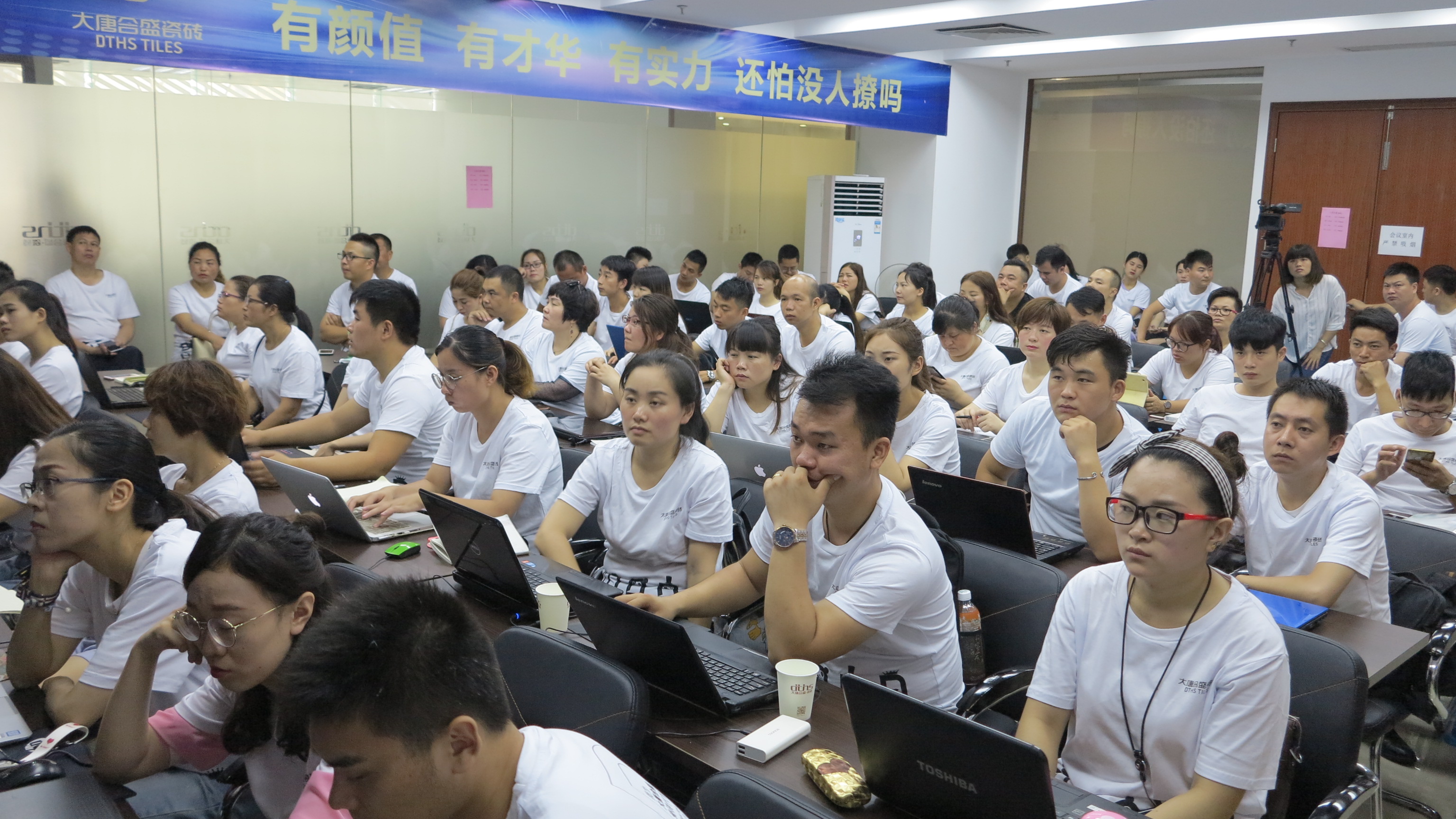 6 學(xué)員們正聚精會神地學(xué)習(xí)“酷家樂”應(yīng)用工具.JPG