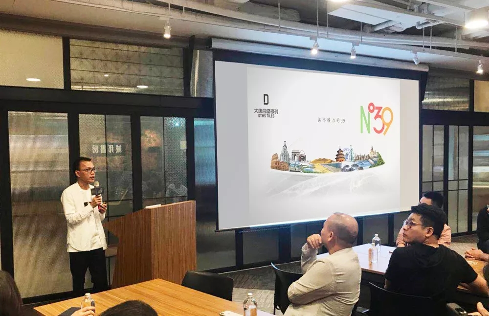 4.大唐合盛瓷磚品牌市場中心總經(jīng)理符竣雄向兩岸設(shè)計師介紹N°39webp.jpg